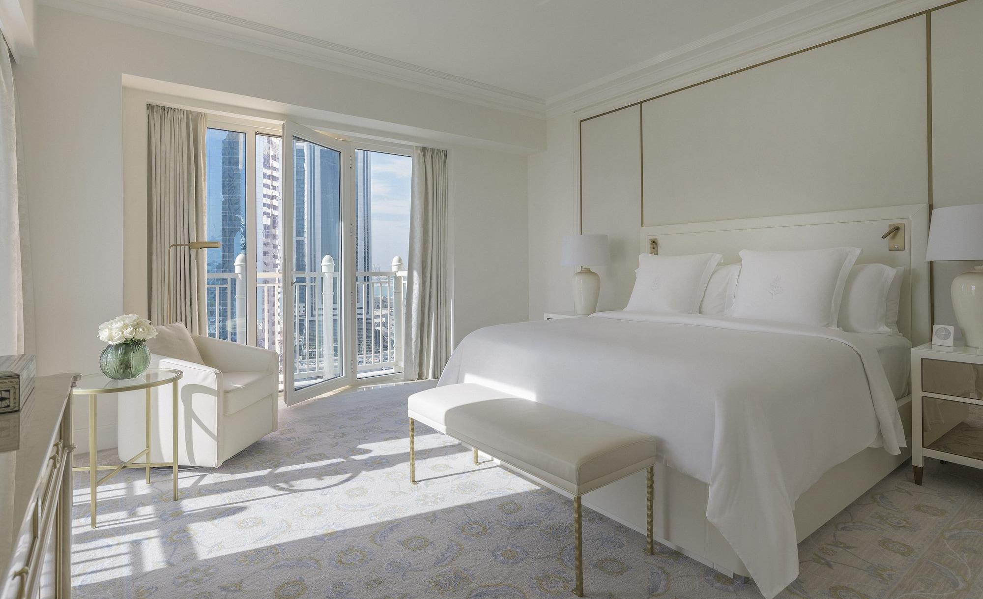 多哈四季酒店 外观 照片 A bedroom at The Ivy Hotel