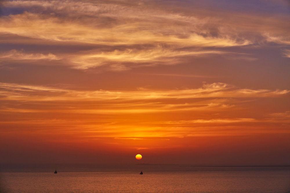 多哈四季酒店 外观 照片 Sunset over the Gulf of Naples