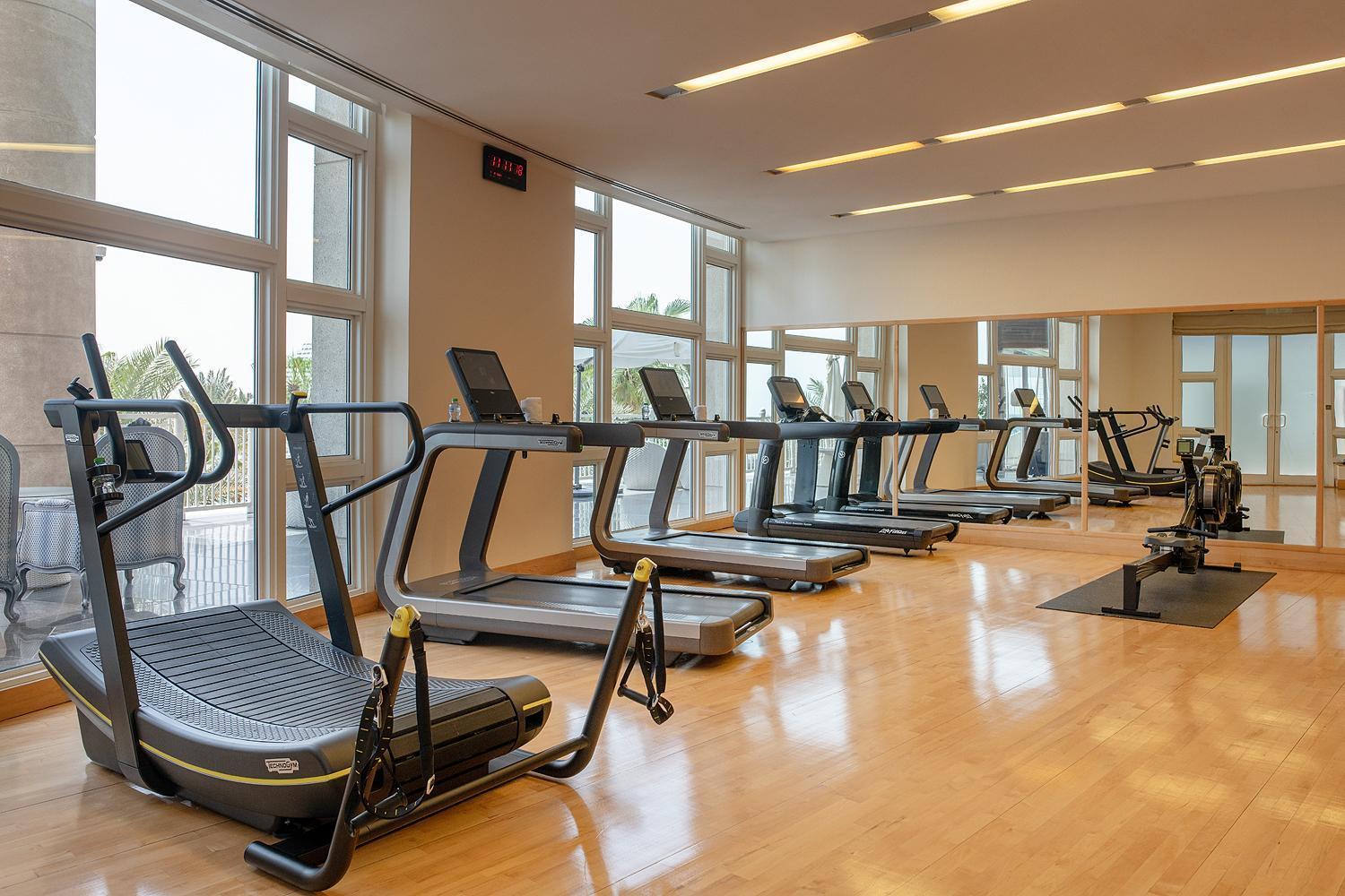 多哈四季酒店 外观 照片 The gym at the hotel