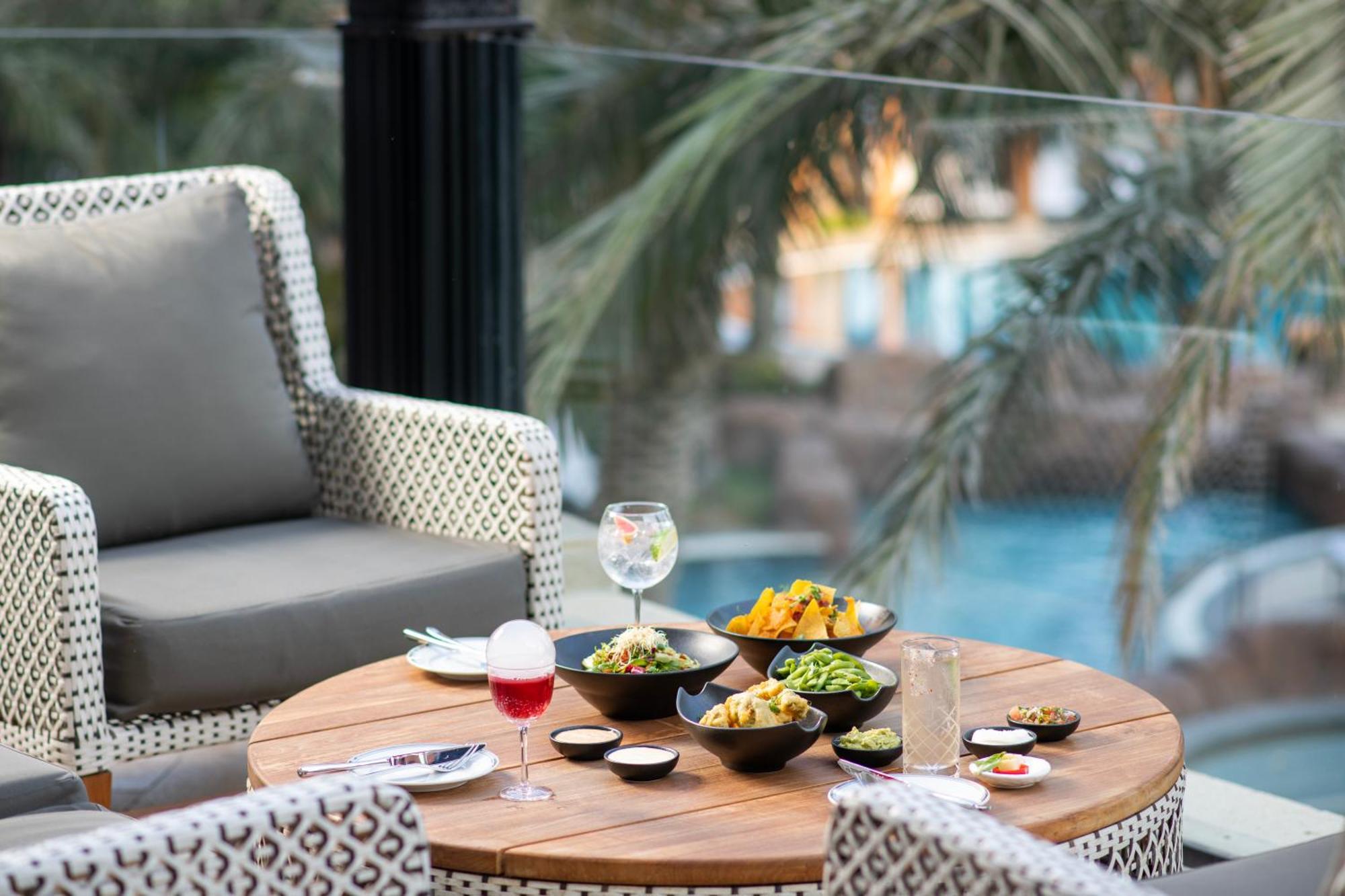 多哈四季酒店 外观 照片 The Pool Bar