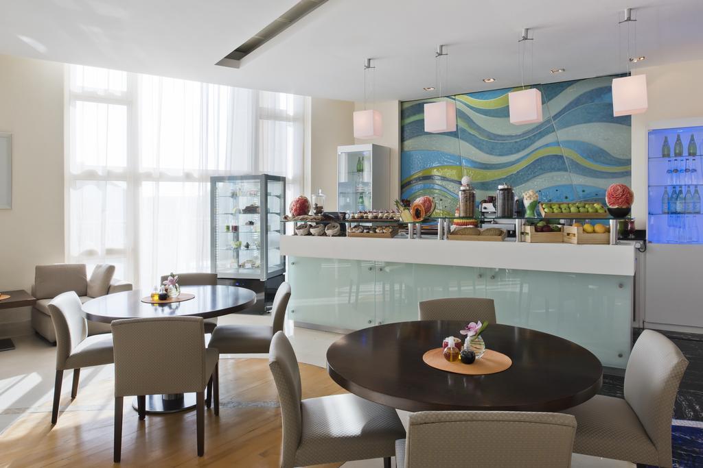 多哈四季酒店 外观 照片 The Club Lounge at the airport